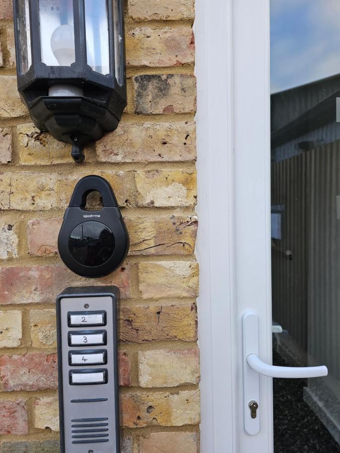 Stylish, Business Traveller Friendly Apartment, With Free Parking And Netflix Farnborough  Pokoj fotografie